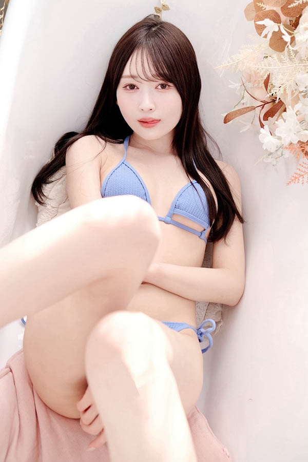 让美乳女前辈「每天用美腿丝袜帮我服务」,「超养眼黑丝视角」有够勾人!