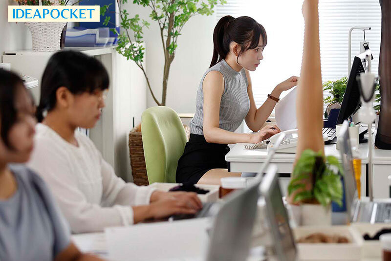 让美乳女前辈「每天用美腿丝袜帮我服务」,「超养眼黑丝视角」有够勾人!